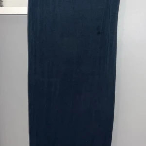 Kjol - Marinblå långkok från Lager 157 i storlek S men är stor i storleken, Använd en gång och köpt för 150kr. Den är i mycket bra skick