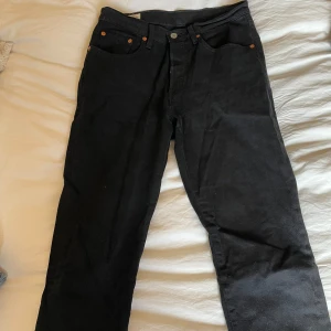 Levi’s jeans - Levi’s jeans 501. Svarta. Storlek W27 L30. Fint skick. Pris kan diskuteras☺️