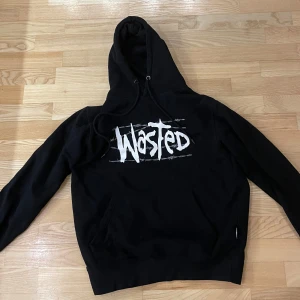 Wasted paris hoodie - Tja, säljer nu denna feta Wasted paris hoodien i storlek xs! Tröjan är knappt använd och är i 10/10 skick. Orignal pris: 1000, jag säljer för endast 449 kr! Skriv för minsta fundering och priset är ej hugget i sten!