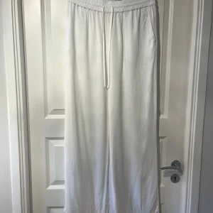 Linnebyxor Selected Femme - Linnebyxor från selected femme i Stl 40. Skulle säga true to size/passar M-L.   Lite nopprig, se bilder.  Nypris 799kr