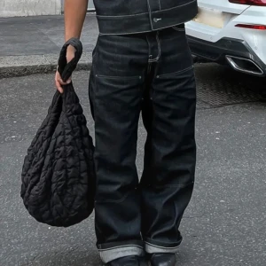 Opium Alternativ Svarta Jeans Byxor Dubbla Fickor - Bra skick, lite slit i hälarna bara, har använts några få gånger. Sitter bra och är riktigt snygga. Dubbla fickor. Alla fyra fickorna där bak är fungerande, väldigt effektivt. 