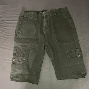 Långa shorts  - Svarta långa shorts i bra skick! 