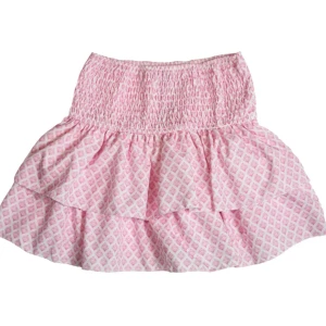 Meet me there kjol - Säljer min jätte söta kjol från meet me there då jag tyvärr inte tycker den passar mig. Stretchig midja och inbyggda shorts💗 Storlek m/l men sitter som en xs-s