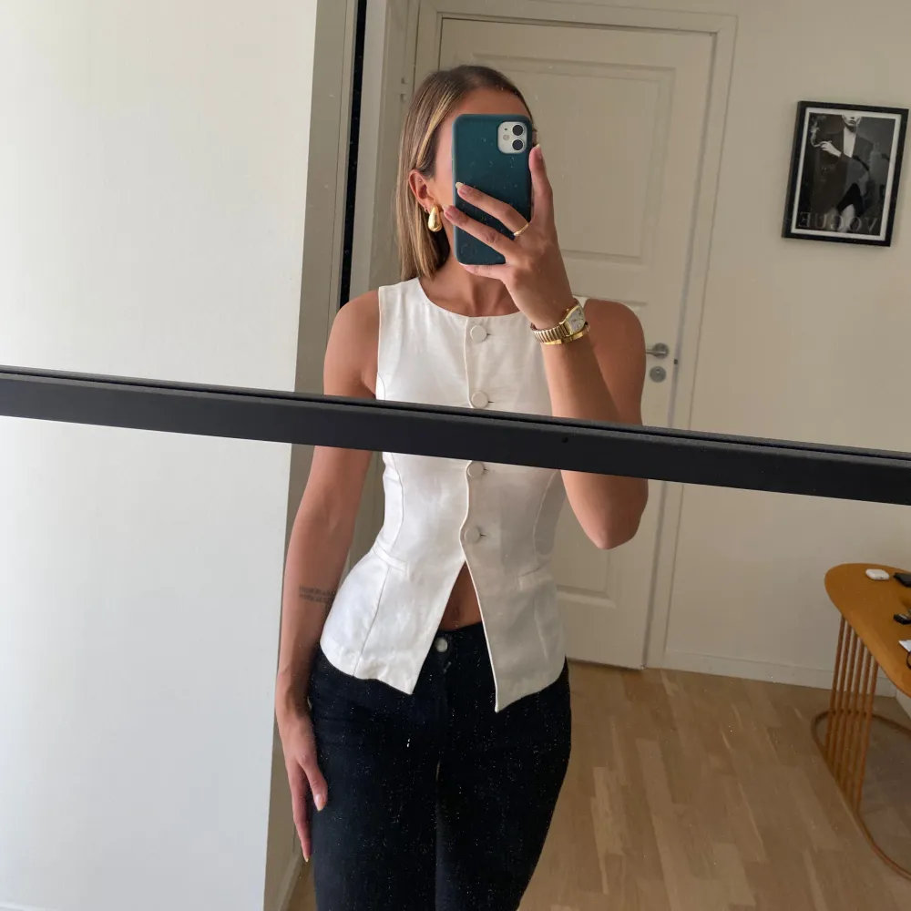 Beige topp från Gina tricot i strl xs. Endast testad för denna bild, aldrig använd ute. Helt ny med prislapp kvar! Kan hämtas i Göteborg eller postas mot fraktkostnad:)  Nypris: 459,95kr. Toppar.