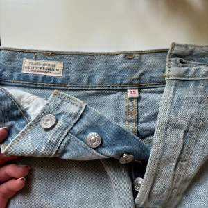 Jeanskjol - Endast använd ett fåtal gånger. Normal i storleken. Jag är 174 cm lång!!