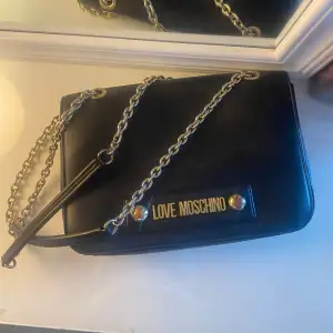 Fin medelstor väska från Love Moschino, Köptes för 2445 kr på Åhlens. Den har lite rep märken på guldmetaljerna men det märks knappt