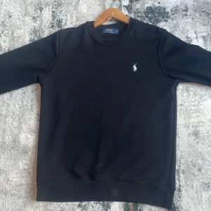 Polo Ralph Lauren Tröja  - En riktig snygg ralph lauren tröja i svart. Knappt andvänd och i bra skick. Hör av er vid frågor 👍