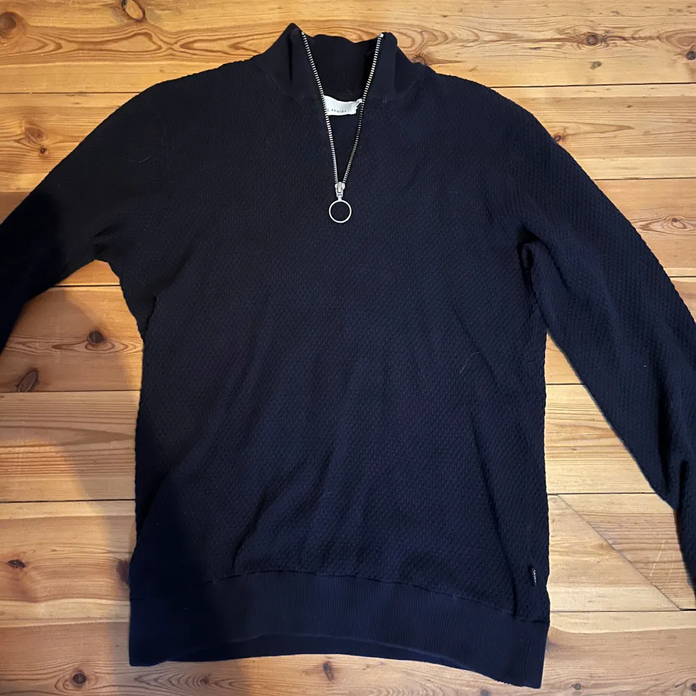 Tjena, säljer min half zip tröja då jag inte använder den längre, köpt ifrån Pondus tror nypris ligger runt 800kr. Märke: Casual friday. Mer bilder kan fixas om man är intresserad i tröjan! Tröjan är mörkblå och är storlek S. Hoodies.