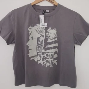 Kurt Cobain H&M  - Bra skick, står M fast är S, fråga om bilder🩷