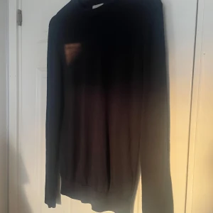 Kashmir mix tröja - En Kashmir mix tröja som är storlek S, använt 1 gång så är därför i väldigt bra skick! Det är true size och slim fitten märks knappt, säljer för endast 439. Skriv ifall du har någon fråga eller fundering!!