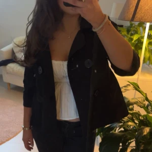 Söt kappa -  Så fin tunn, trekvartsärmad kappa. Passar att ha inne och ute. Passar xs/s🥰