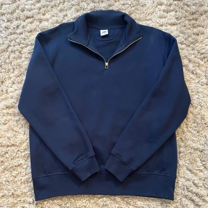 Marinblå Halfzip - Halfzip från Zara i toppskick, endast använd ett fåtal gånger! Storlek M
