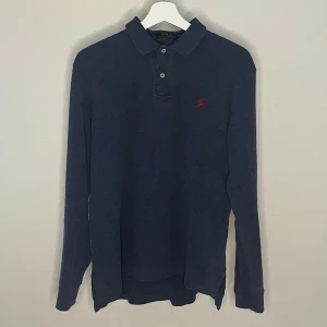 Ralph lauren Pike långärmad  - Fantastisk snygg Ralph lauren pike i fint skick. Storlek S och sitter mycket snyggt! Perfekt nu till hösten när man ska vara extra grisch i skolan👊🏼 Hör av dig vid frågor😊