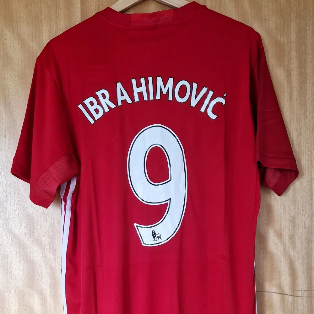 Zlatan Ibrahimović Manchester United repIika fotbollströja 16-17. Helt ny med tag.   Storlek: Medium. Sportswear.