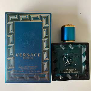 Tjena, säljer denna versace eros 50ml då jag inte har någon användning av den. Ungefär hälften kvar, luktar riktigt gott. Nypris ca 600kr