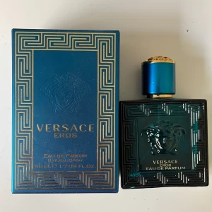 Versace eros parfym - Tjena, säljer denna versace eros 50ml då jag inte har någon användning av den. Ungefär hälften kvar, luktar riktigt gott. Nypris ca 600kr