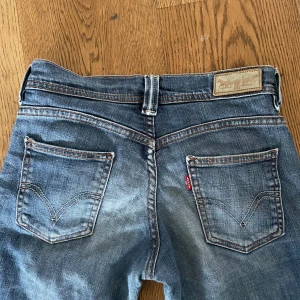 Lågmidjade jeans  - Ett par jättesnygga lågmidjade Levis jeans som inte kommer till användning längre! Skriv vid intresse🫶🏻tryck ej på köp nu! Pris diskuteras 