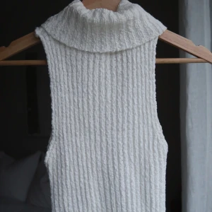 Vit stickad polo topp - Vit stickad polo topp i tight-modell💗