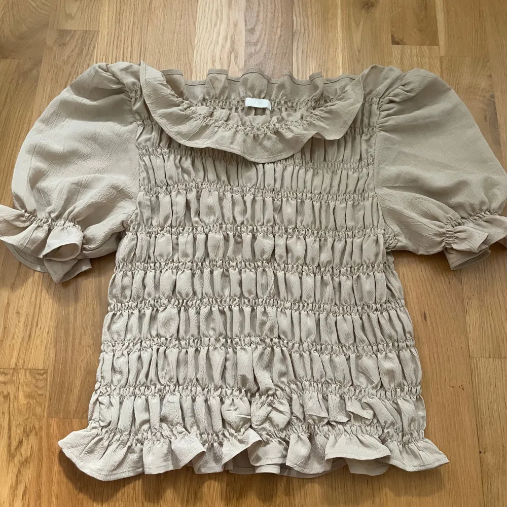 Jätte snygg beige blus som inte kommer till användning, passar till det mesta och verkligen superfin. Passar xs-m🥰skriv om ni har frågor eller liknande . Blusar.