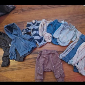 H&M paket i storlek 50 för bebis  - Söta små plagg fråm Hm i storlek 50.  2 dragkedjetröjor, ett par haremsbyxor, 4 omlottbodys, 3 sparkbyxor.  I bra skick. 