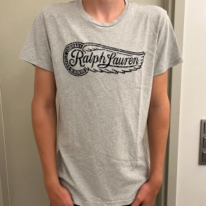 Ralph Lauren t-shirt - Raffe tischa i svinbra skick, storlek M, normal i storleken / Mvh