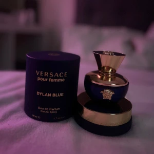 Versace Dylan Blue (Pour femme) - 🌟Versace pour femme Dylan Blue 🌟 50ml- använd kanske 3 gånger så i stort sätt helt full Topnoter🩵 Svartvinbär, Mynta Hjärtnoter💙 Persika, Jasmine Basnoter💜 Mysk, Patchouli Pris kan eventuellt diskuteras 💞