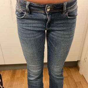 Trendiga jeans  - Superfina jeans från Gina Young! Lite slitna längst ner (syns på bilden)🫶🏻 Passar mig i längden som e runt 170cm lång😻 Säljer för väldigt bra pris då jag bara vill bli av med som eftersom dom inte kommer till användning hos mig🫶🏻🫶🏻