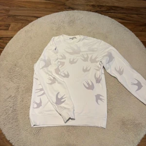 Alexander mcqueen tröja - Snygg och unik mcqueen tröja, tröjan är i nyskick och är perfekt inför hösten✔️Storlek S men passar M med! Vid minsta fundering kontakta oss✔️