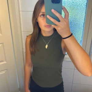 Grönt linne med krage  - Säljer detta ribbade linne, köparen står för frakten. 