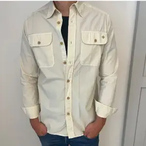 En riktigt snygg overshirt från morris i väldigt fint skick. Storlek XS  men sitter egentligen som S. Hör av er vid frågor!