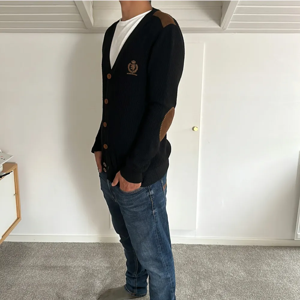 Tja! Säljer nu denna snygga cardigan. Skick 9-10 och säljer denna för endast 349. Storlek S och passar även M. Slimfit. Modellen är 170, 70kg. Hör av dig vid frågor eller funderingar!. Stickat.