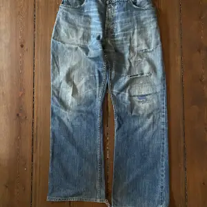 Riktigt najs jeans från Sand. Dom är slitna men på ett najs sätt, och har väldigt vid och baggy passform. 