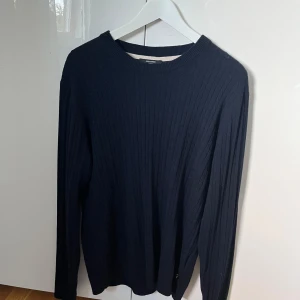 Jack n jones tröja - Hej säljer nu min jack n jones tröja då den är lite för stor och ej används inga defekter elr märken osv skick 10/10