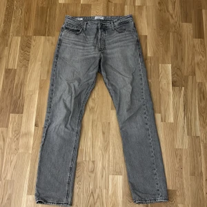 Jack & Jones JJIChris jeans greay denim - Ett par jeans från Jack & Jones i nyskick! Endast använda 1-2 gånger.