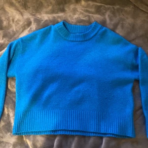 Blå stickad tröja - Jätte mysig tjocktröja inför hösten. Köpt från zara kids, kontakta gärna för mer frågor ❤️