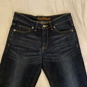 Lågmidjade mörkblå jeans! Så snygga! Slitna längst ner, men går säkert att laga 🤍