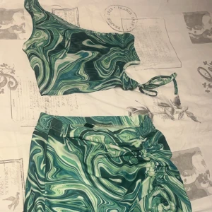 Kjol set  - Använd 1 gång, inga fel tröjan kan va lite genomskinlig men inget fel, kjolen är XS samt tröjan