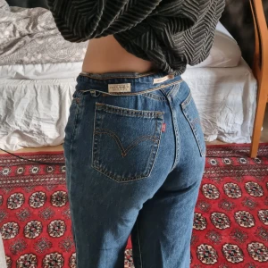 Levis Jeans - Jättesnygga Levi's jeans med både nervikt och uppvikt midjekant!♡ Raka i benen och kostade orginellt 1200kr. Perfekt skick!