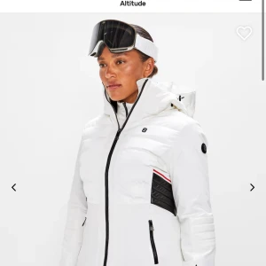 Skidjacka  - Intressekoll, inte till salu än!!!! Jättefin skidjacka, endast använd 1 vecka. Inga defekter