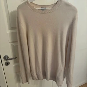 Cashmere Uniqlo tröja  - Den är tvättad och i bra skicka, storlek m 