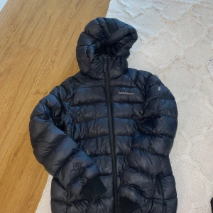 Peakperformance jacka  - svart dunjacka, till hösten och vintern. Använd. litet litet hål. Storlek S. I bra skick! 