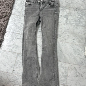 Gina tricot jeans - Gråa young gina tricot jeans! Strl 158🩶 Nypris ca 350💝 Nyskick⚜️ Finns att hämta i Enköping🤗😻 Köpare står för frakt😇😇😇😇