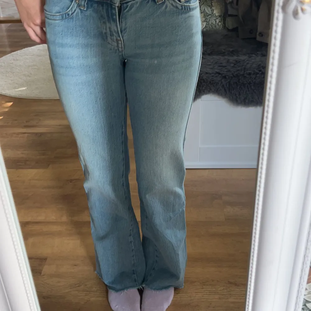 har klippt av dom längst ner då dom var för långa. jag är 159 cm lång. pris går att diskuteras men helst inte lägre än 250. . Jeans & Byxor.