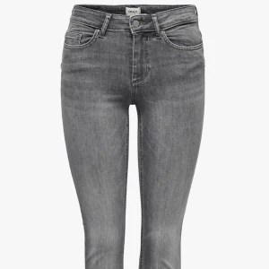 Grå Bootcut jeans  - Väldigt bra skick även fast de är använda! Säljer också dessa då jag växt ur dem!   Köpta för 499kr