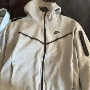 Nike Tech Fleece  - Bra skick, små slitage som inte märks av,  Skick: 7,5/10