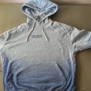 Ljus och mörk blå crooked tongud hoodie - Helt oanvänd crooked tongues hoodie, som är den oversized modellen i storlek S men funkar också som en M modell