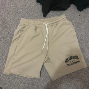 Shorts - Jag säljer beige shorts