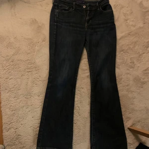 Snygga Levi bootcut jeans! - Jättesnygga vintage Levis jeans, bootcut och passar perfekt nu till hösten med den fina mörkblåa tvätten. Använd ett fåtal gånger. 29 i midjan och är lite för långa för mig som är 160 men går alltid att sy upp!❤️