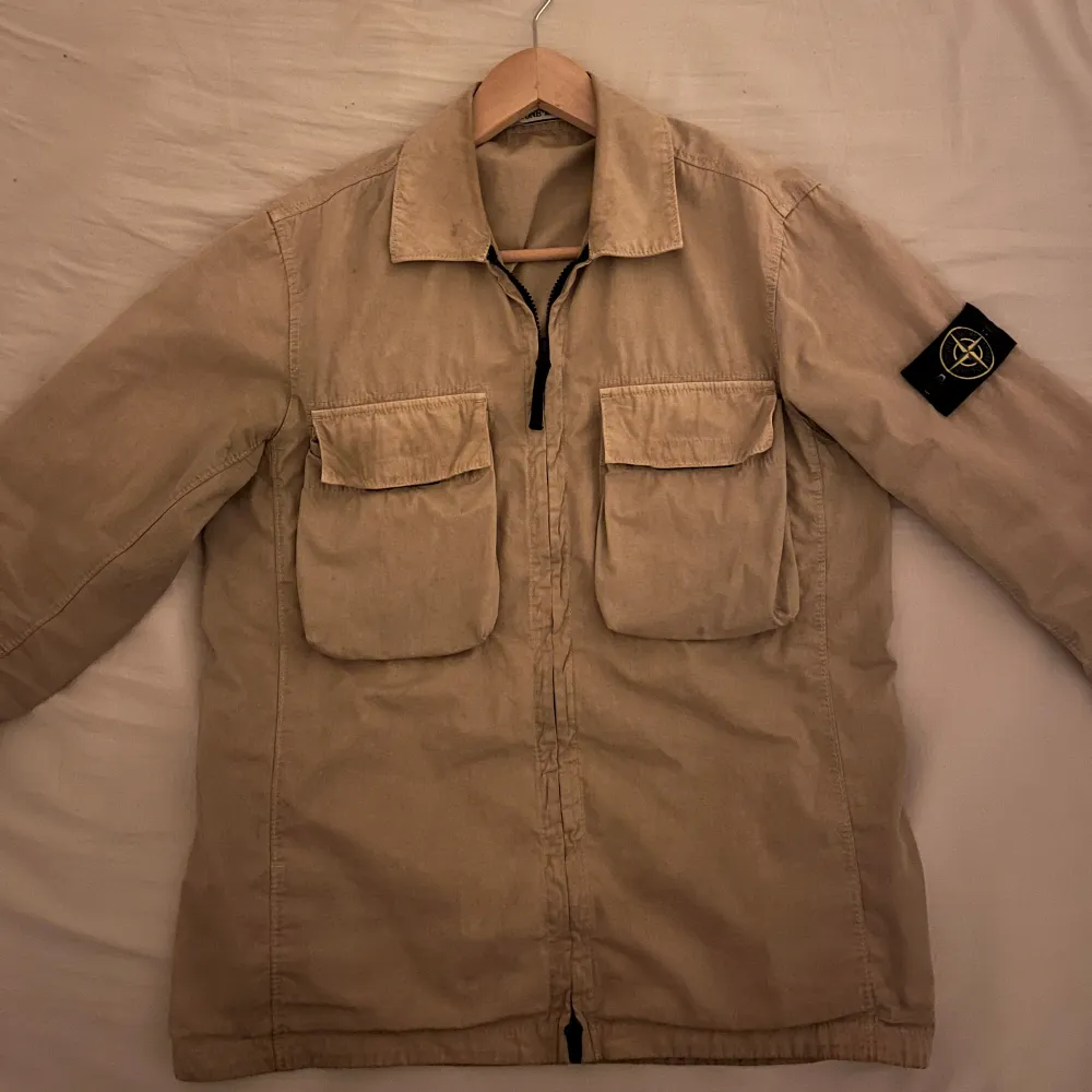 En riktigt fet Stone Island overshirt i storlek M. Skick 8/10, hör av er vid frågor!. Jackor.