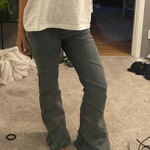 Jeans - SUPER SNYGGA JEANS! Som jag tyvärr inte får någon användning för efter studenten😩skriv för intresse🙌🏼🩷